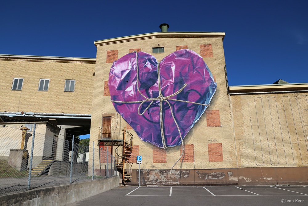 mural-leonkeer-wrapped-purple-heart-3d-bigmural-streetart