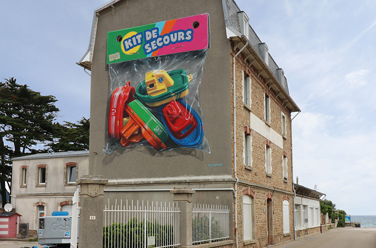 'Kit de secours' 3d mural by Leon Keer