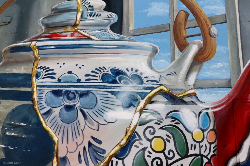 detail-ceramic-teapot-mural-leonkeer-3d-art-delfsblue-jaffa-israel