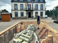leonkeer-3d-art-streetpainting-legoman-giant-skeleton-playfulness-floorpainting