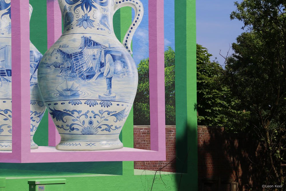 mural-leonkeer-3d-streetart-Delftsblauw-delftblue-ceramic-fragile-muurschildering-opticalillusion