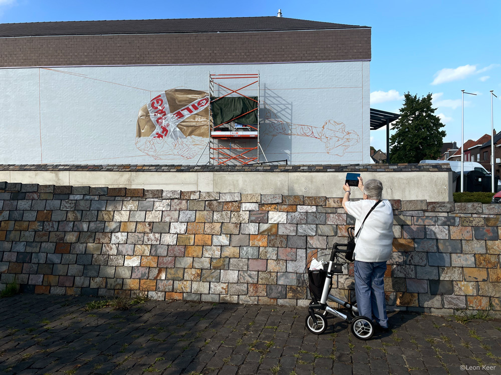 wip-leonkeer-mural-old-lady-streetart-fragile