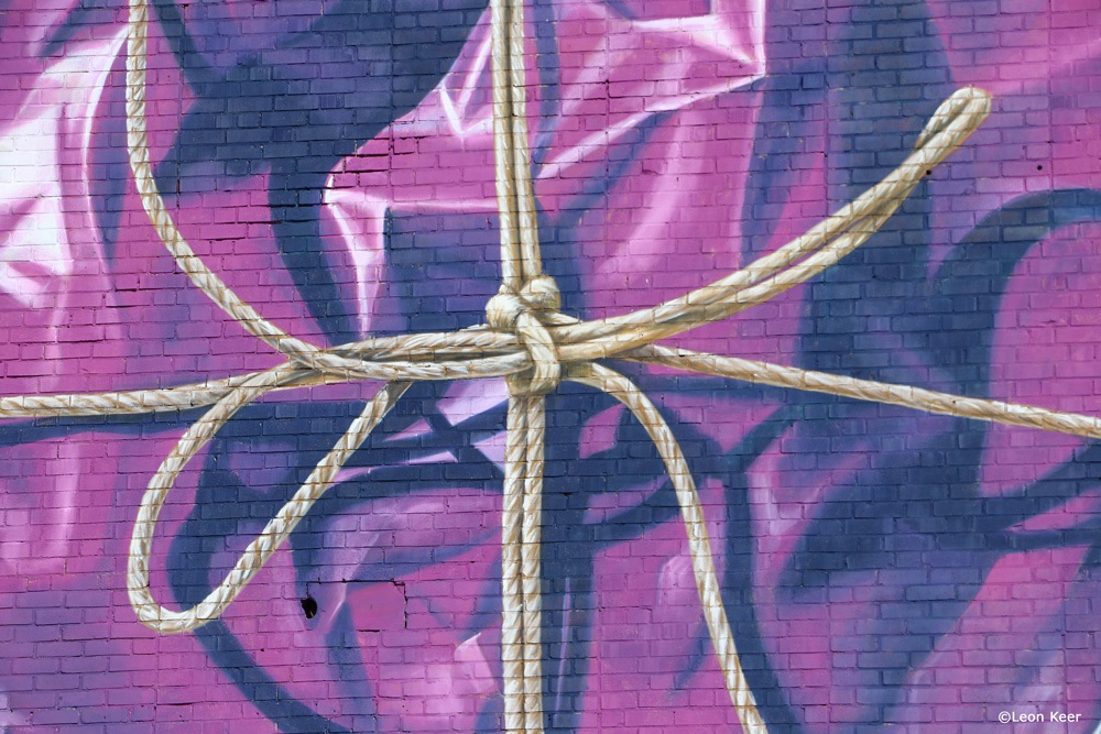detail-leonkeer-purple-heart-wrapped-rope-brush-painting-mural-bricks