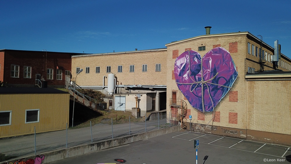 heart-wrapped-purple-rope-leonkeer-art-mural