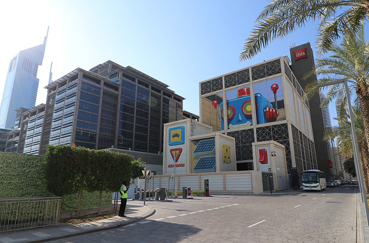 Dubai Robot mural by Leon Keer